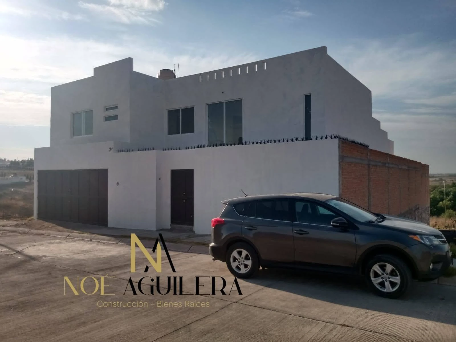 Casa blanca grande y bonita en venta imagen 1