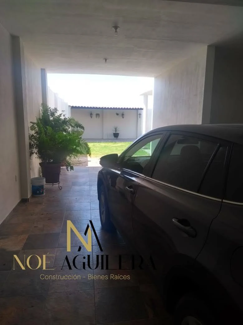 Casa blanca grande y bonita en venta imagen 2
