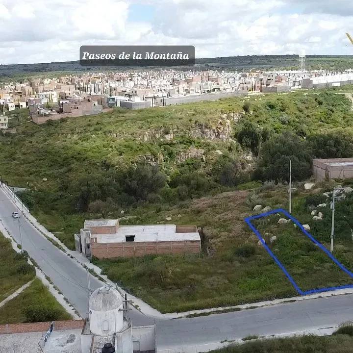 Terreno en Esquina antes de pasar el puente de Paseos de la Montaña 