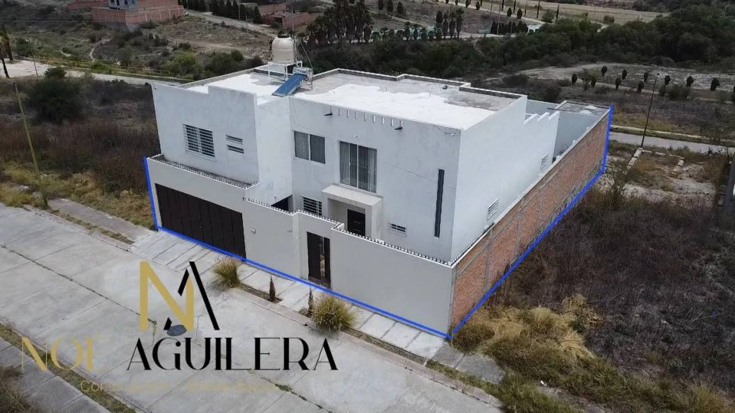 Casa blanca grande y bonita en venta